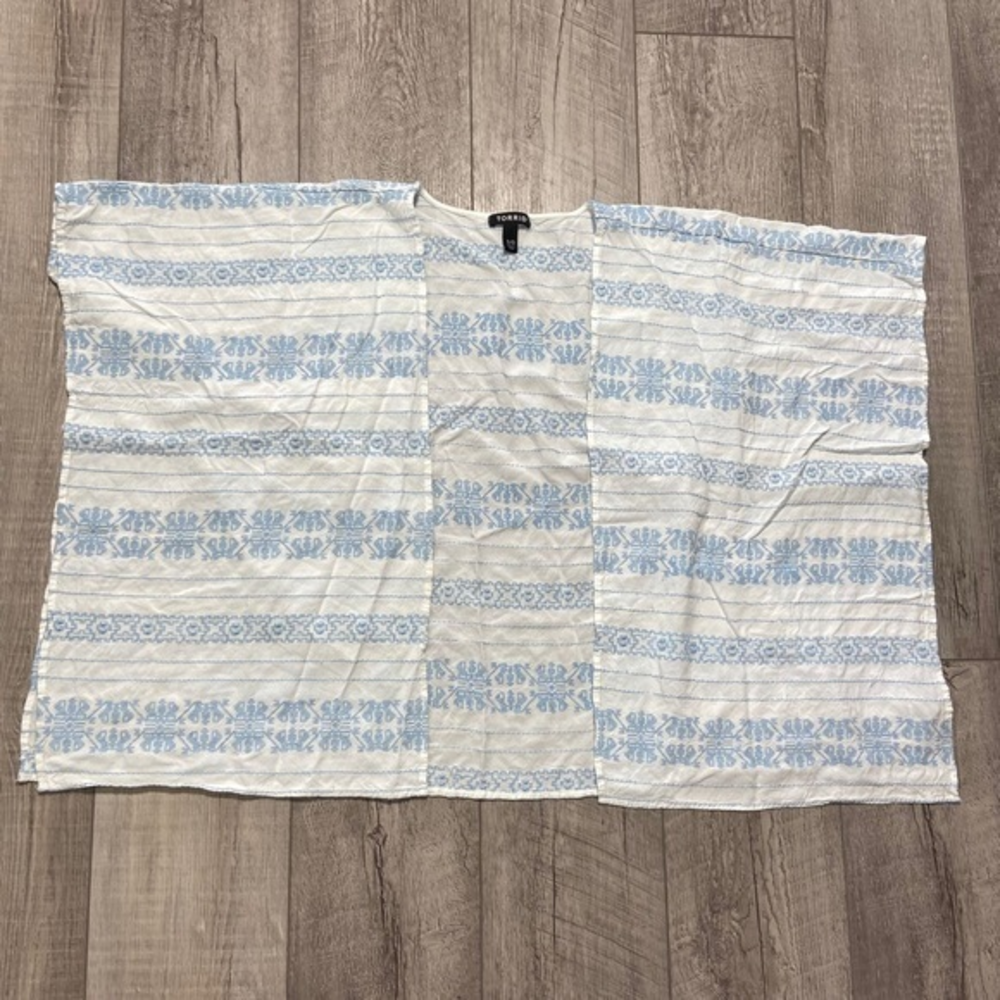 Torrid‎ size 2x/3x Embroidered Kimono Top Open Front White Baby Blue